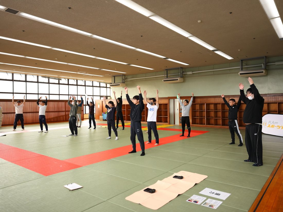 柔道場での準備運動の様子