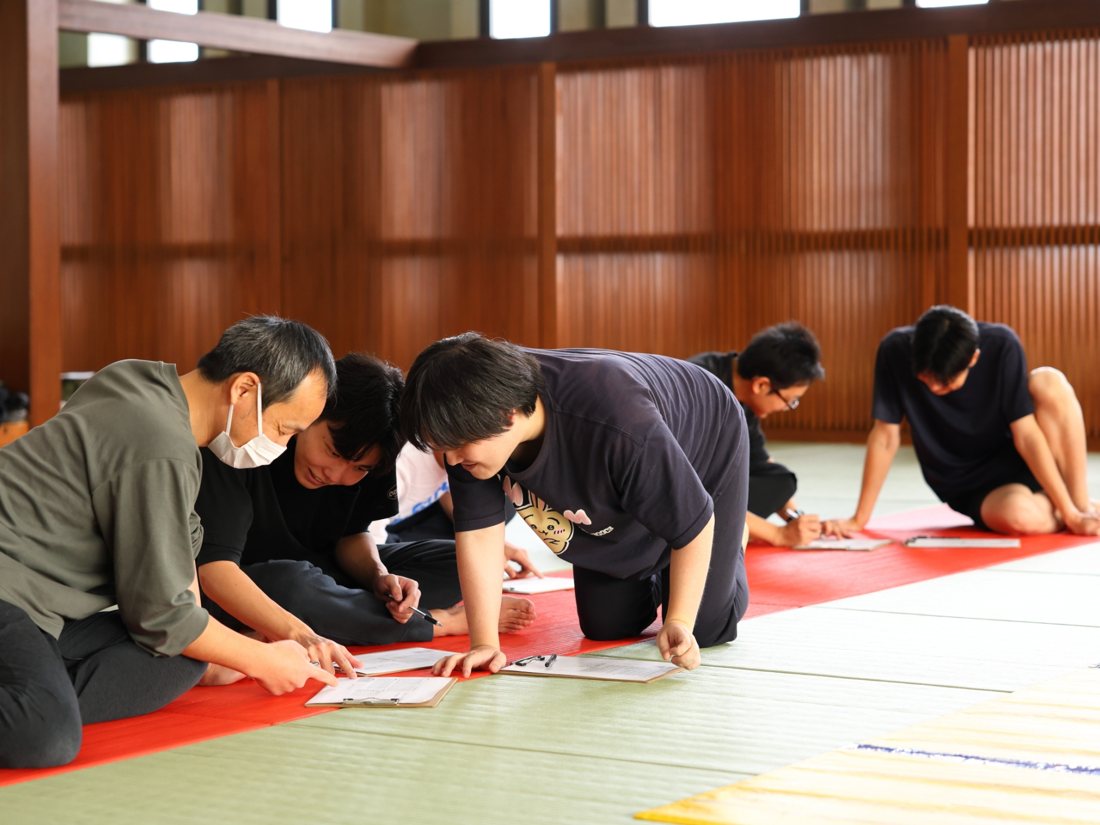 畳の上で測定に取り組む参加者