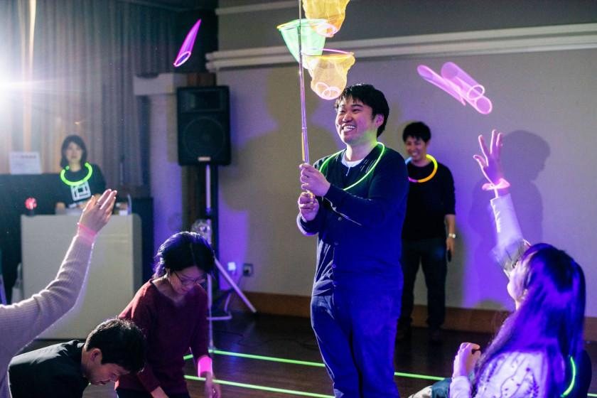 光る道具を使った種目の様子